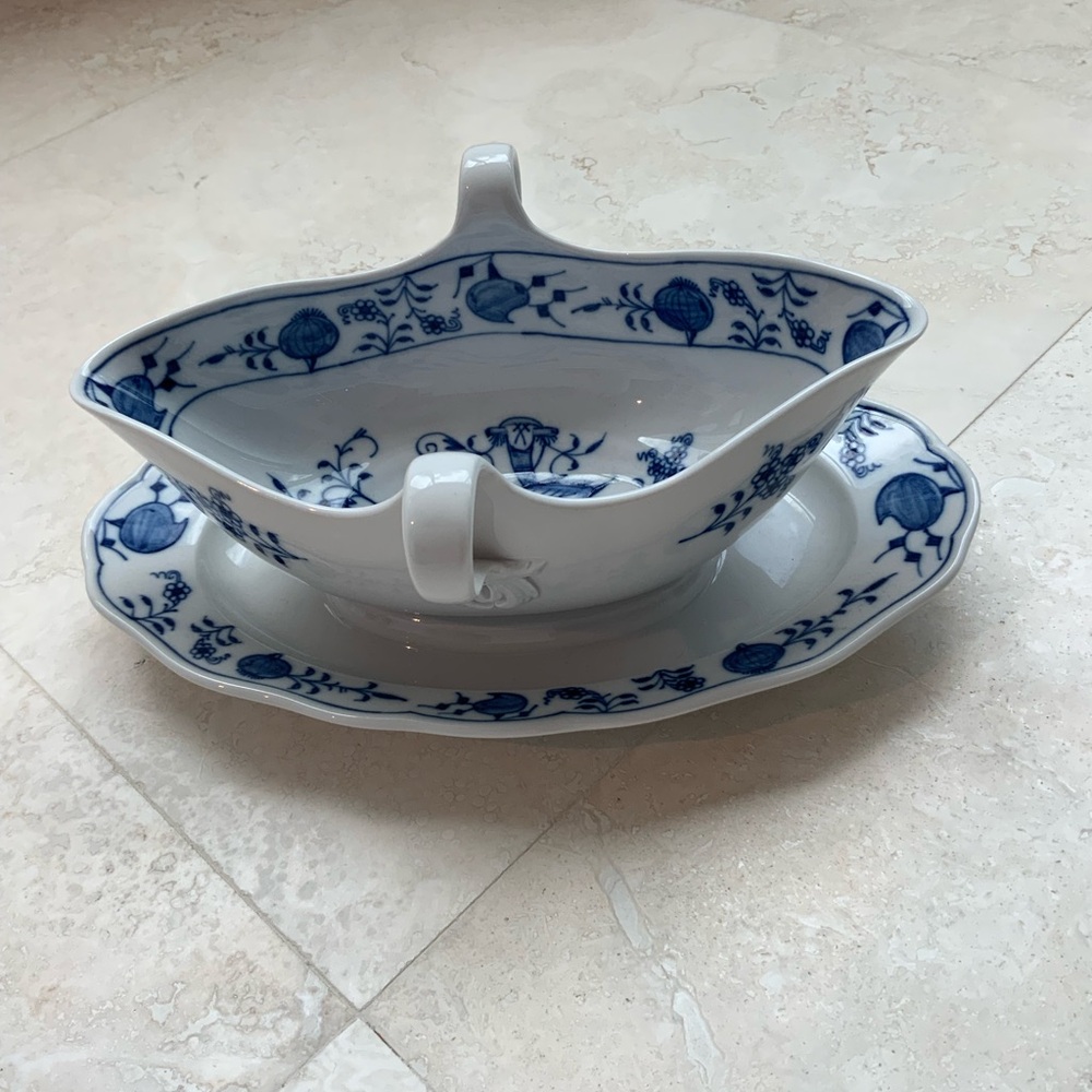 Meissen Blue Onion Porcelain Gravy Boat with Crossed Swords Mark